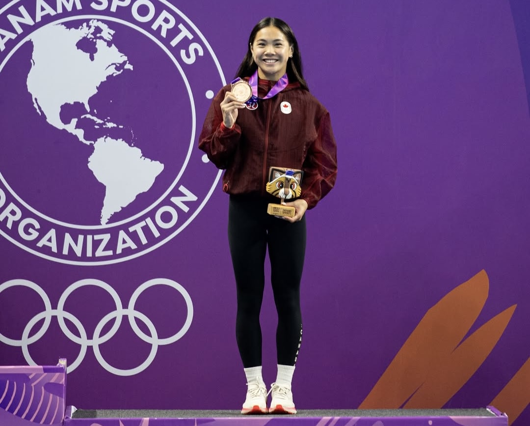 Katelyn Fung monte sur la troisième marche du podium à la plateforme de 10 mètres